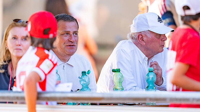 Bayerns Klubführung um Sportvorstand Max Eberl und Ehrenpräsident Uli Hoeneß (r.) verfolgt beim Testspiel am Tegernsee aufmerksam das Geschehen – im Fokus stehen Kaderumbau, Millionen-Verkäufe und die Vorbereitung auf die Asien-Tour nach Jeju. Bayerns Klubführung um Sportvorstand Max Eberl und Ehrenpräsident Uli Hoeneß (r.) verfolgt beim Testspiel am Tegernsee aufmerksam das Geschehen – im Fokus stehen Kaderumbau, Millionen-Verkäufe und die Vorbereitung auf die Asien-Tour nach Jeju.