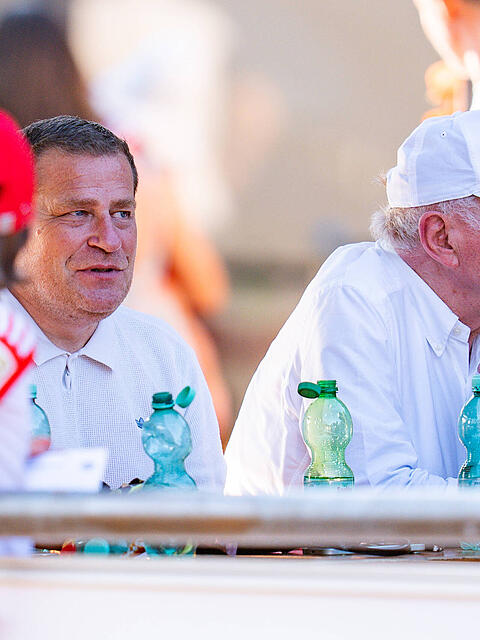 Bayerns Klubf&uuml;hrung um Sportvorstand Max Eberl und Ehrenpr&auml;sident Uli Hoene&szlig; (r.) verfolgt beim Testspiel am Tegernsee aufmerksam das Geschehen &ndash; im Fokus stehen Kaderumbau, Millionen-Verk&auml;ufe und die Vorbereitung auf die Asien-Tour nach Jeju.
