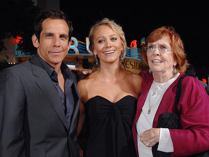 Ben Stiller mit seiner Frau Christine Taylor und seiner am Samstag verstorbenen Mutter Anne Meare (r.)
