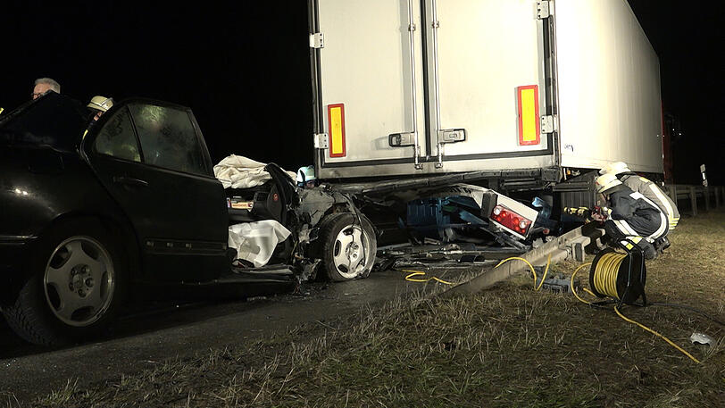 Das Ehepaar im Auto kam mit schwersten Verletzungen ins Krankenhaus. Der Lkw-Fahrer wurde zum Helden, weil er nach dem Unfall sofort das brennende Auto löschte. Die Bilder von der Unfallstelle.