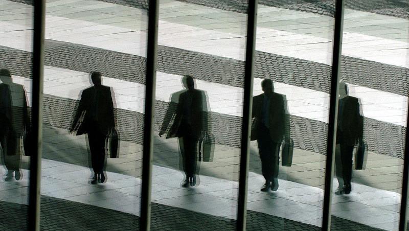 Ein Mann mit Aktentasche spiegelt sich in Glasscheiben eines Geschäftsgebäudes. Die Bundesregierung will die Übernahme deutscher Firmen durch Investoren aus Ländern außerhalb der EU künftig strenger kontrollieren. Ein Mann mit Aktentasche spiegelt sich in Glasscheiben eines Geschäftsgebäudes. Die Bundesregierung will die Übernahme deutscher Firmen durch Investoren aus Ländern außerhalb der EU künftig strenger kontrollieren.