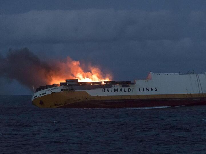 Vor dem Untergang: Die "Grande America" steht vor der Westküste Frankreichs in Flammen.