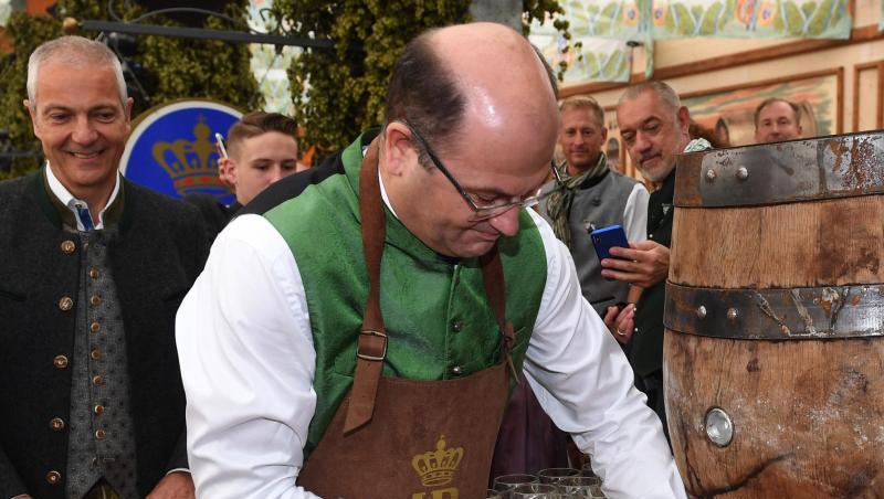 Albert Füracker (CSU), bayerischer Finanzminister, sticht im Hofbräuzelt die erste Maß an. Foto: Felix Hörhager Albert Füracker (CSU), bayerischer Finanzminister, sticht im Hofbräuzelt die erste Maß an. Foto: Felix Hörhager