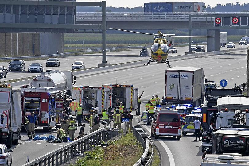 Die Richtungsfahrbahn Salzburg musste für über eine Stunde komplett gesperrt werden.