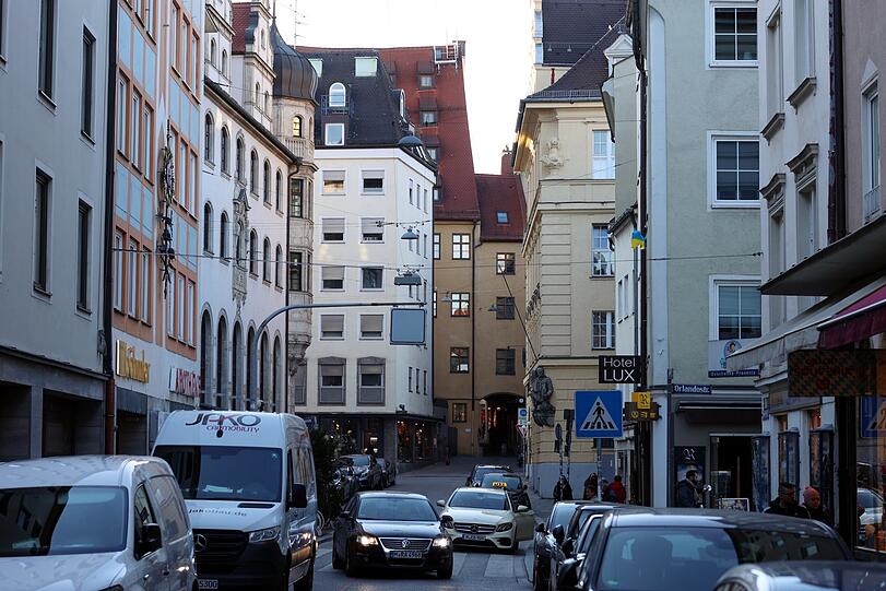Die Ledererstraße mit Blick Richtung Schlichtingerbogen: Ein buntes, reges Treiben herrscht hier, sogar Autos dürfen hier noch fahren. Herrlich urban!