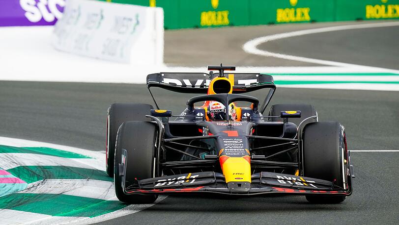 Der Niederländer Max Verstappen fährt im Red-Bull-Boliden auf der Strecke.
