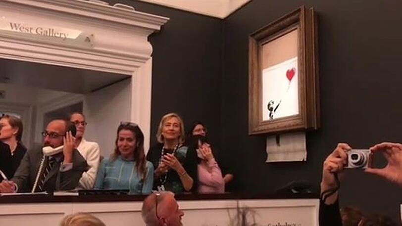 Das Balloon-Girl läuft schon durch den Schredder, gleich blicken sich die Leute bei Sotheby's entsetzt um und sehen: Das Kunstwerk ist im Eimer.