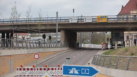Diese Brücke im Stadtzentrum von Magdeburg ist seit Dienstag dicht.