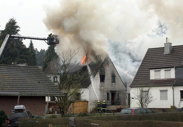 Eine Doppelhaushälfte in Aachen steht in Flammen. Drei kleine Kinder sterben in dem Inferno. Die Bilder vom Löscheinsatz.
