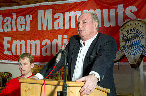 Uli Hoeneß besucht die "Oiztaler Mammuts Emmading".