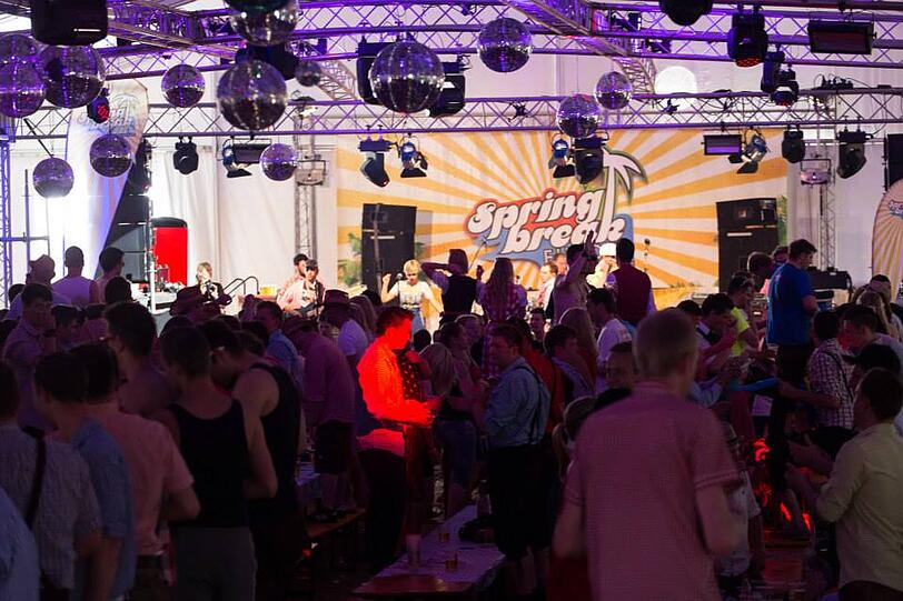 Dirndl und Lederhosen am kroatischen Strand: Bilder von der wilden Springbreak Wiesn-Party zum Durchklicken!