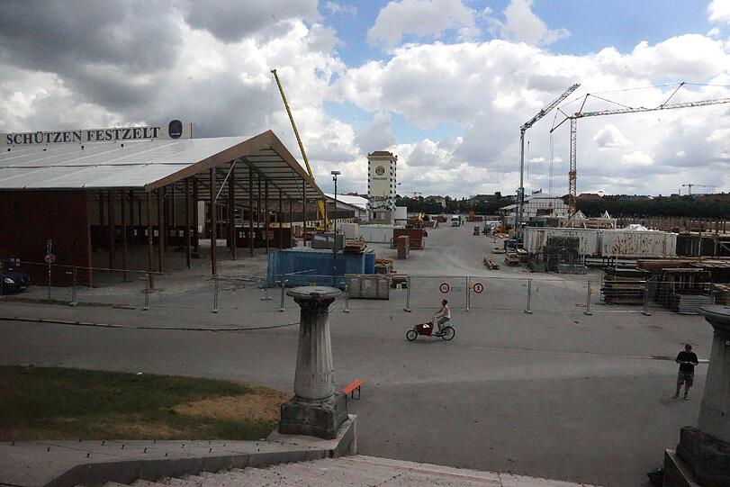 Dienstag, 30. Juli: Großbaustelle Theresienwiese: Nur noch 51 Tage, dann muss alles fertig sein.