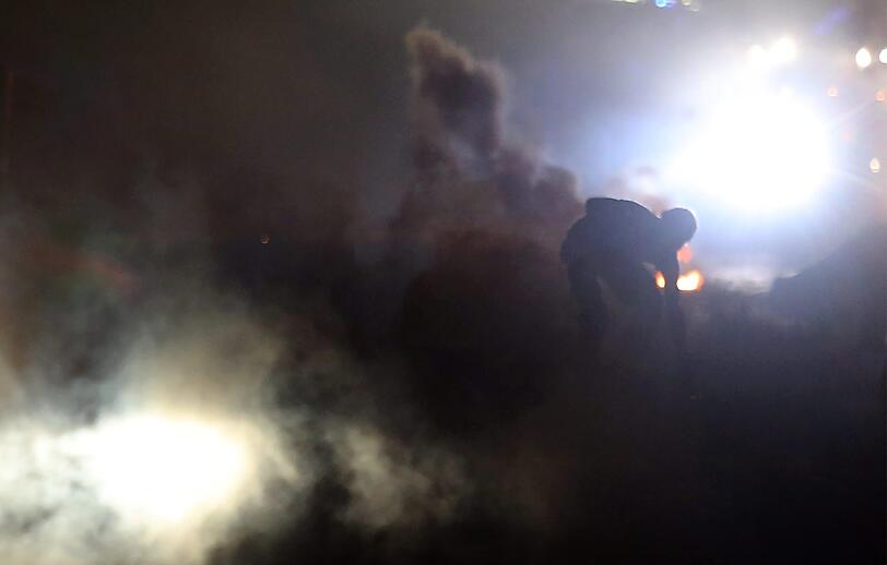 Demonstranten und Polizisten liefern sich heftige Auseinandersetzungen.