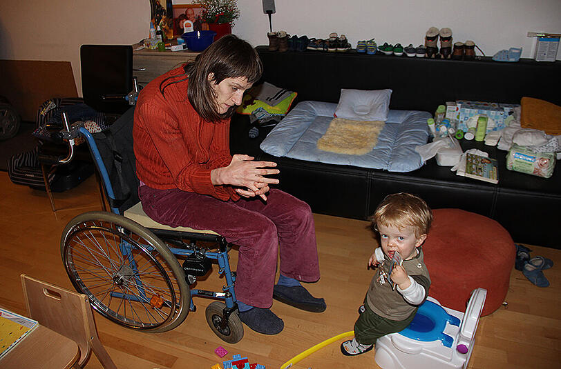 Mama Bernadette und Raphael beim abendlichen Rumtoben.