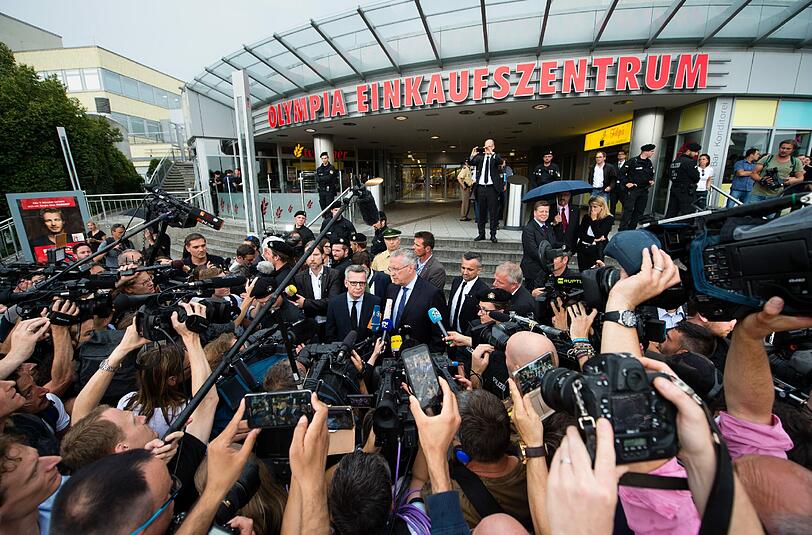 Nach dem Amoklauf mit zehn Toten hat Bundesinnenminister Thomas de Maiziere den Tatort in München besucht.