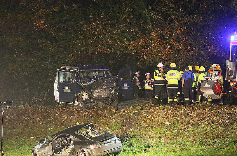 Nach dem Zusammenstoß wurde der 21-Jährige in seinem Audi-Wrack eingeklemmt. Er starb noch am Unfallort. Die Bilder vom Unfall.