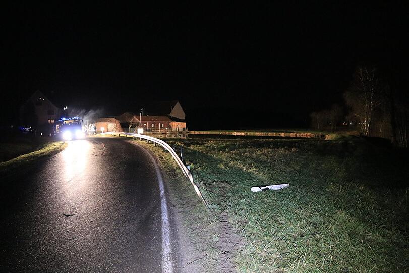 In dieser Linkskurve verlor der Mann die Kontrolle über sein Fahrzeug.