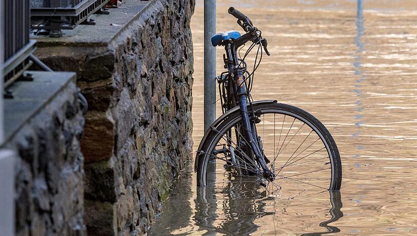 Mit einem Promille-Wert von 2,0 ist eine 22-jährige Radlerin in Regensburg in die Donau gestürzt. (Symbolbild) Mit einem Promille-Wert von 2,0 ist eine 22-jährige Radlerin in Regensburg in die Donau gestürzt. (Symbolbild)