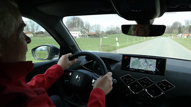 Angenehmes Fahrgefühl, teilweise etwas verspielte Bedienung: der E-Tense mit Tester Rudolf Huber am Steuer.