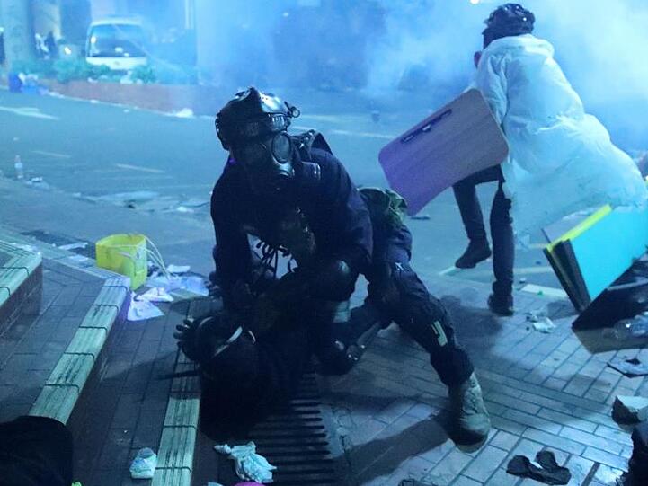 Die Krawalle konzentrierten sich zunächst vor allem auf die Gegend um die Polytechnische Universität, die von Demonstranten besetzt wurde.