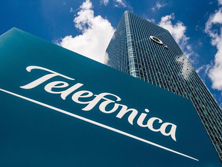 Das Logo des Telekommunikationsanbieters Telefónica vor dem O2-Uptown-Hochhaus. Foto: Lino Mirgeler/Archiv