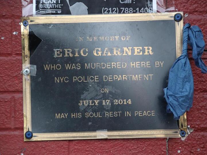 Eine Gedenktafel hängt neben einem Geschäft an der Bay Street am Tompkinsville Park im New Yorker Viertel Staten Island, vor dem Eric Garner starb.