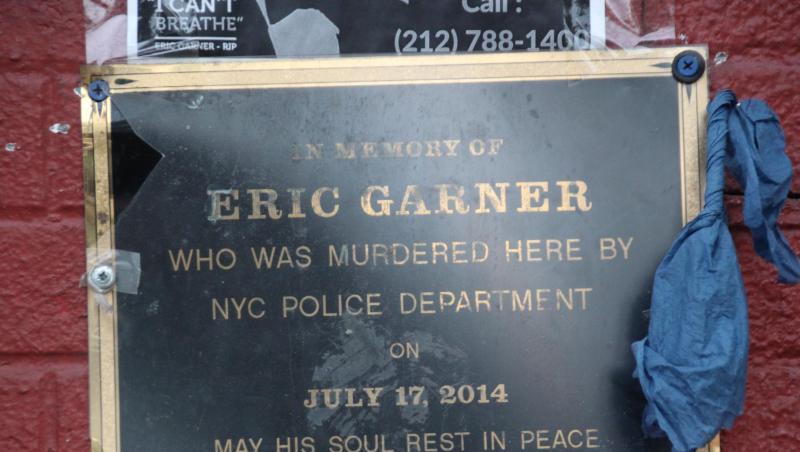 Eine Gedenktafel hängt neben einem Geschäft an der Bay Street am Tompkinsville Park im New Yorker Viertel Staten Island, vor dem Eric Garner starb. Eine Gedenktafel hängt neben einem Geschäft an der Bay Street am Tompkinsville Park im New Yorker Viertel Staten Island, vor dem Eric Garner starb.