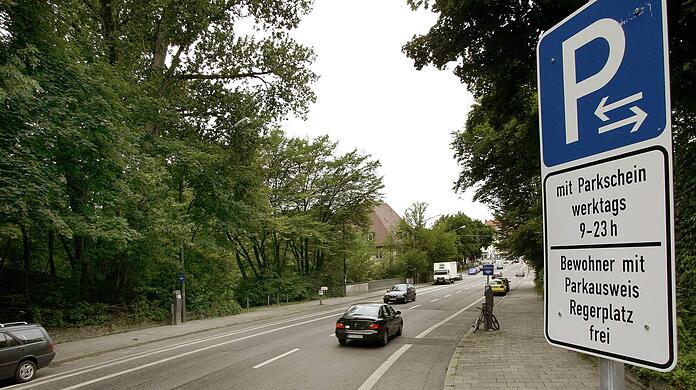 "Ist es noch zeitgemäß, dass Anwohner für 30 Euro im Jahr auf zehn Quadratmetern ihr Auto abstellen dürfen - das sie im Schnitt nur eine Stunde am Tag nutzen?", fragt Georg Dunkel. (Symbolbild)