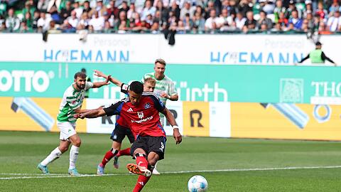 Robert Glatzel verkürzt für den HSV vom Elfmeterpunkt.