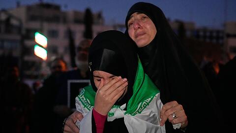 Nach Bekanntgabe des Todes von Ajatollah Ali Chamenei trauerten viele Menschen. (Foto-aktuell)