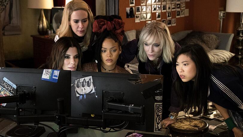 Jetzt k&ouml;nnen die M&auml;nner einpacken, von links: Debbie Ocean, Tammy (Sarah Paulson), Nine Ball (Rihanna), Lou Miller (Cate Blanchett) und Constance (Awkwafina) planen einen Diamanten-Raub, der sich mit dem von Debbies Bruder Danny Ocean messen kann.