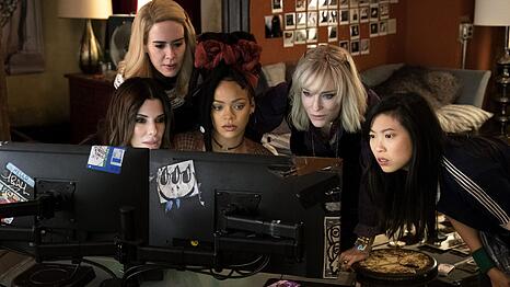 Jetzt k&ouml;nnen die M&auml;nner einpacken, von links: Debbie Ocean, Tammy (Sarah Paulson), Nine Ball (Rihanna), Lou Miller (Cate Blanchett) und Constance (Awkwafina) planen einen Diamanten-Raub, der sich mit dem von Debbies Bruder Danny Ocean messen kann.