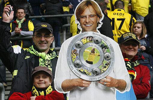 Borussia Dortmund hat es am Samstag perfekt gemacht. Der BVB ist zum achten Mal Deutscher Meister. So feiern die Fans die vorzeitige Titelentscheidung.