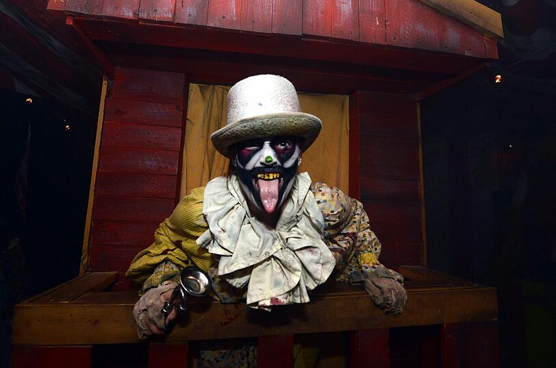 Die USA ist bekanntlich die Hochburg, wenn's um Halloween geht. So richtig gruselig wurde es am Mittwoch in Texas im Haunted House, wo tausende Besucher in wahrhaftig gruseligem Ambiente feierten...