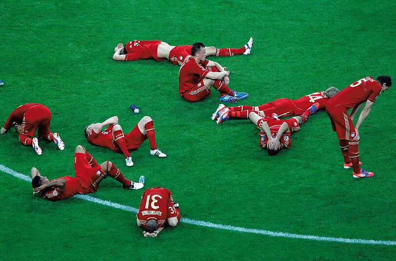 Schweinsteiger trifft im Elfmeterschießen nur den Pfosten, auf der Gegenseite versenkt Didier Drogba den Ball zum 4:3 für die Londoner.