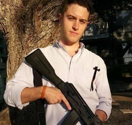 Die Einzelteile ausgedruckt und dann zusammengesteckt: Cody Wilson posiert mit einem nachgebauten Gewehr vom Typ AR-15.
