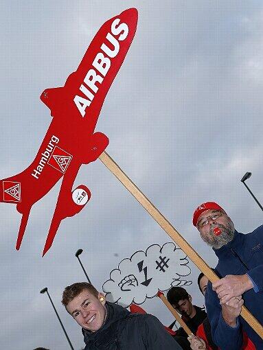 Sink- oder Steigflug? Airbus-Mitarbeiter demonstrieren am 28.11.2013 in Hamburg vor dem Airbus-Werksgelände in Finkenwerder