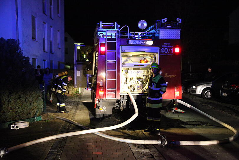 Das Auto völlig zerstört, die Garage in Vollbrand: In Waldkraiburg ist ein Carport abgebrannt. Die Bilder vom spektakulären Feuerwehreinsatz.
