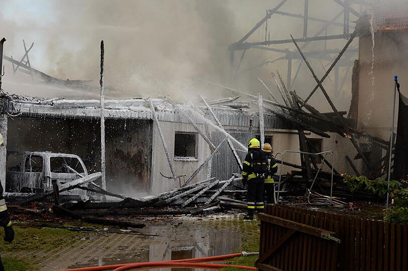 Bei Siegsdorf im Landkreis Traunstein steht am Sonntagmittag ein Bauernhof in Flammen.