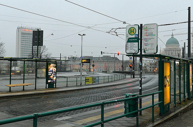 Zur Zeit der Entschärfung war die Innenstadt in Potsdam menschenleer. Der Bahnverkehr wurde zeitweise eingestellt.