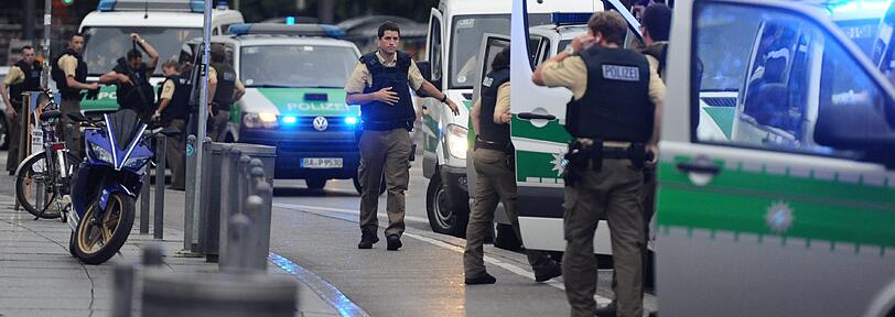 Bei den mit Gewehren bewaffneten Männern, von denen mehrere Augenzeugen berichteten, handelte es sich um Zivilpolizisten. Münchens Polizeipräsident Hubertus Andrä erklärte noch in der Tatnacht: &bdquo;Hinweise, dass weitere Personen an der Tat beteiligt sind, liegen nicht vor.&ldquo; Einige der angeforderten Beamten hätten ihre Schutzwesten im Auto gelassen. Sie seien deshalb für Zeugen nur schwer als Polizisten erkennbar gewesen.