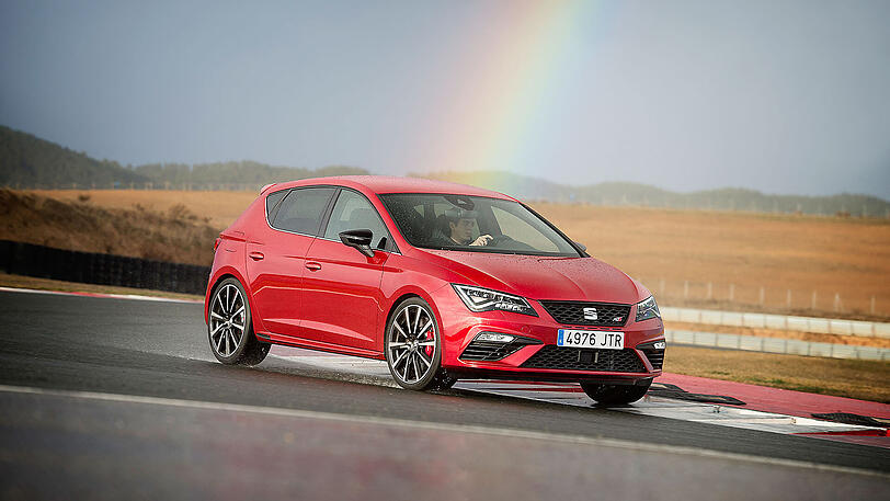 Mit Allradantrieb und 300 PS kommt der Seat Leon Cupra angerauscht.