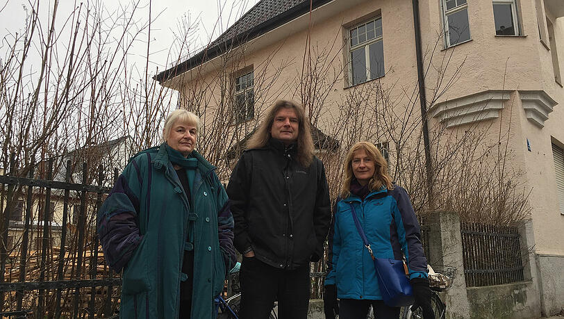 Ulrike Brauerhoch (links), Carsten Trinitis und Sabiner Kiermeier protestieren gegen den geplanten Abriss. Ulrike Brauerhoch (links), Carsten Trinitis und Sabiner Kiermeier protestieren gegen den geplanten Abriss.
