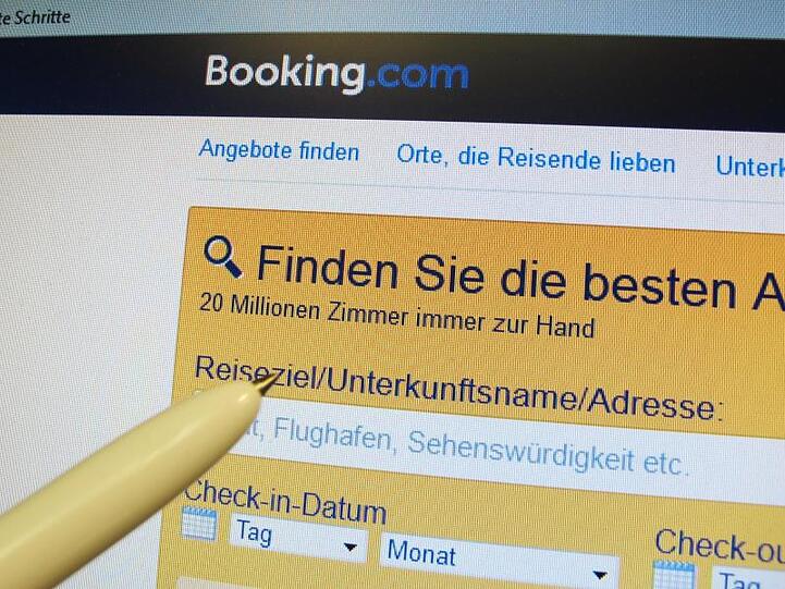 Das Buchungsportal Booking.com darf Hotels verbieten, ihre Zimmer auf der eigenen Internetseite billiger anzubieten als über das Portal.