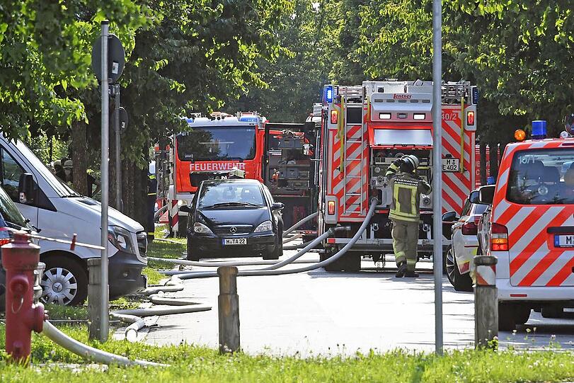 Vier Angriffsteams versuchten, den Brand zu lokalisieren.