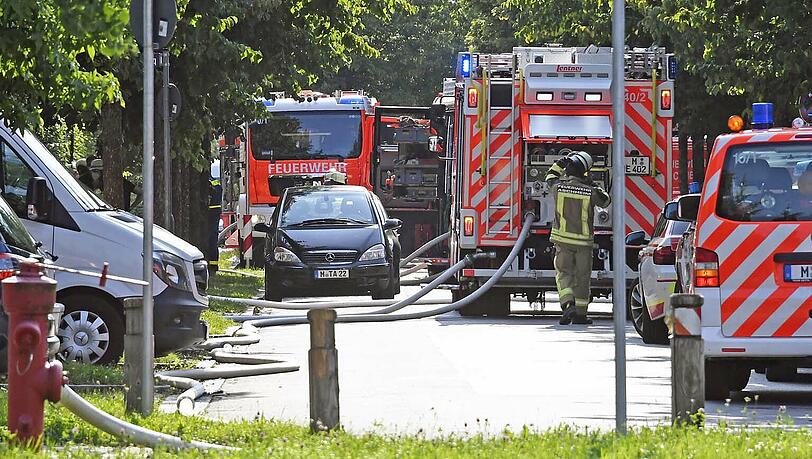 Vier Angriffsteams versuchten, den Brand zu lokalisieren. Vier Angriffsteams versuchten, den Brand zu lokalisieren.