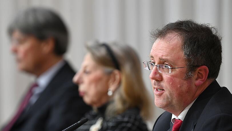Martin Pusch (r.), Marion Westpfahl und Ulrich Wastl von der Münchner Anwaltskanzlei Westpfahl Spilker Wastl bei der Vorstellung des Gutachtens zu Fällen von sexuellem Missbrauch im katholischen Erzbistum München und Freising.