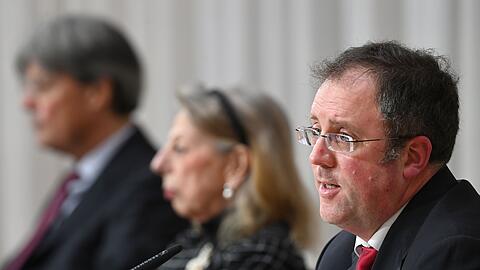 Martin Pusch (r.), Marion Westpfahl und Ulrich Wastl von der Münchner Anwaltskanzlei Westpfahl Spilker Wastl bei der Vorstellung des Gutachtens zu Fällen von sexuellem Missbrauch im katholischen Erzbistum München und Freising.
