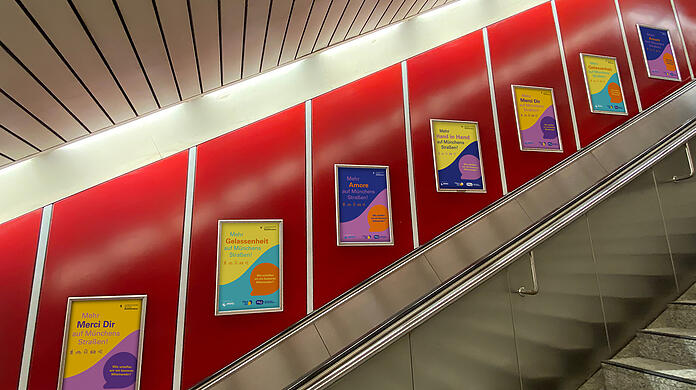 Etliche Plakate der "Merci dir"-Kampagne sind entlang einer U-Bahn-Rolltreppe angebracht.