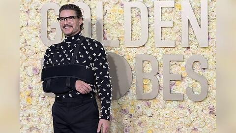 Trotz Armschlinge in bester Laune: Pedro Pascal.